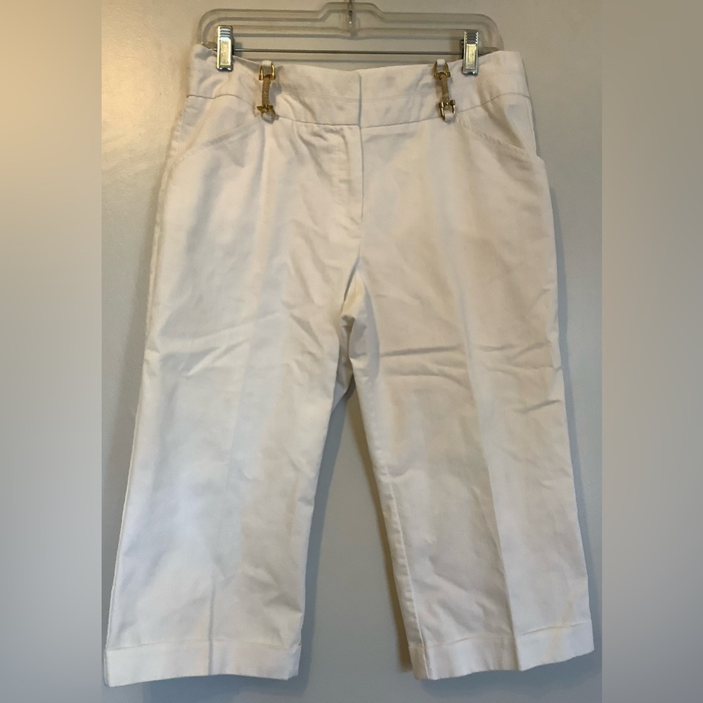 SIZE 12P Larry Levine White Cropped Pants with Gold Accents. NEW without tags